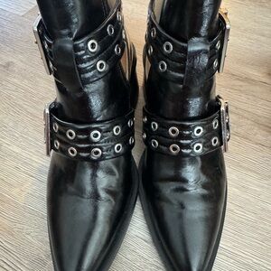 New w/o box Steve Madden Black shiny booties with silver embellishments